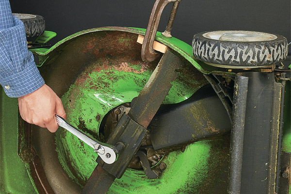 Change a mower blade